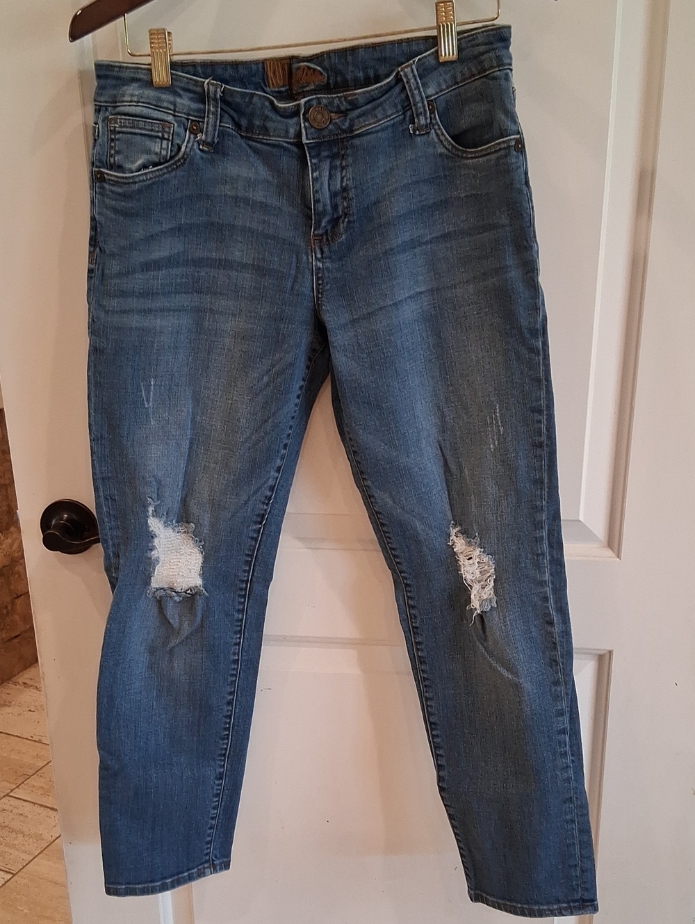 Kur From The Cloth Midrise Skinny Jeans Size 8 Distressed Medium Wash